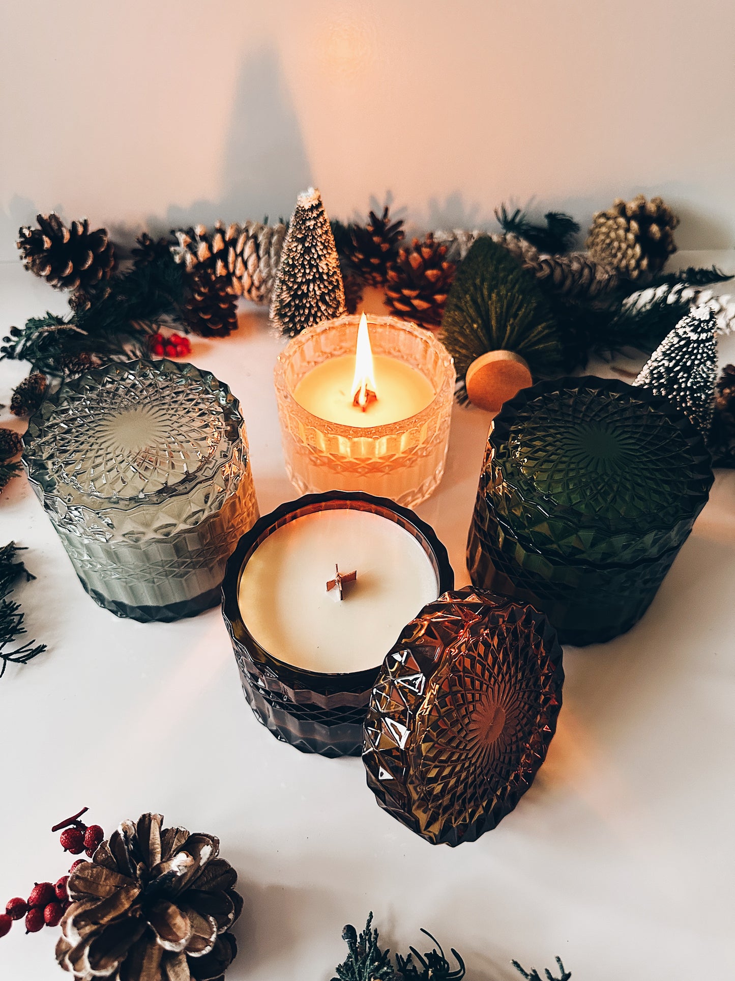 en mer LTD | christmas cabin | wooden wick soy wax candle
