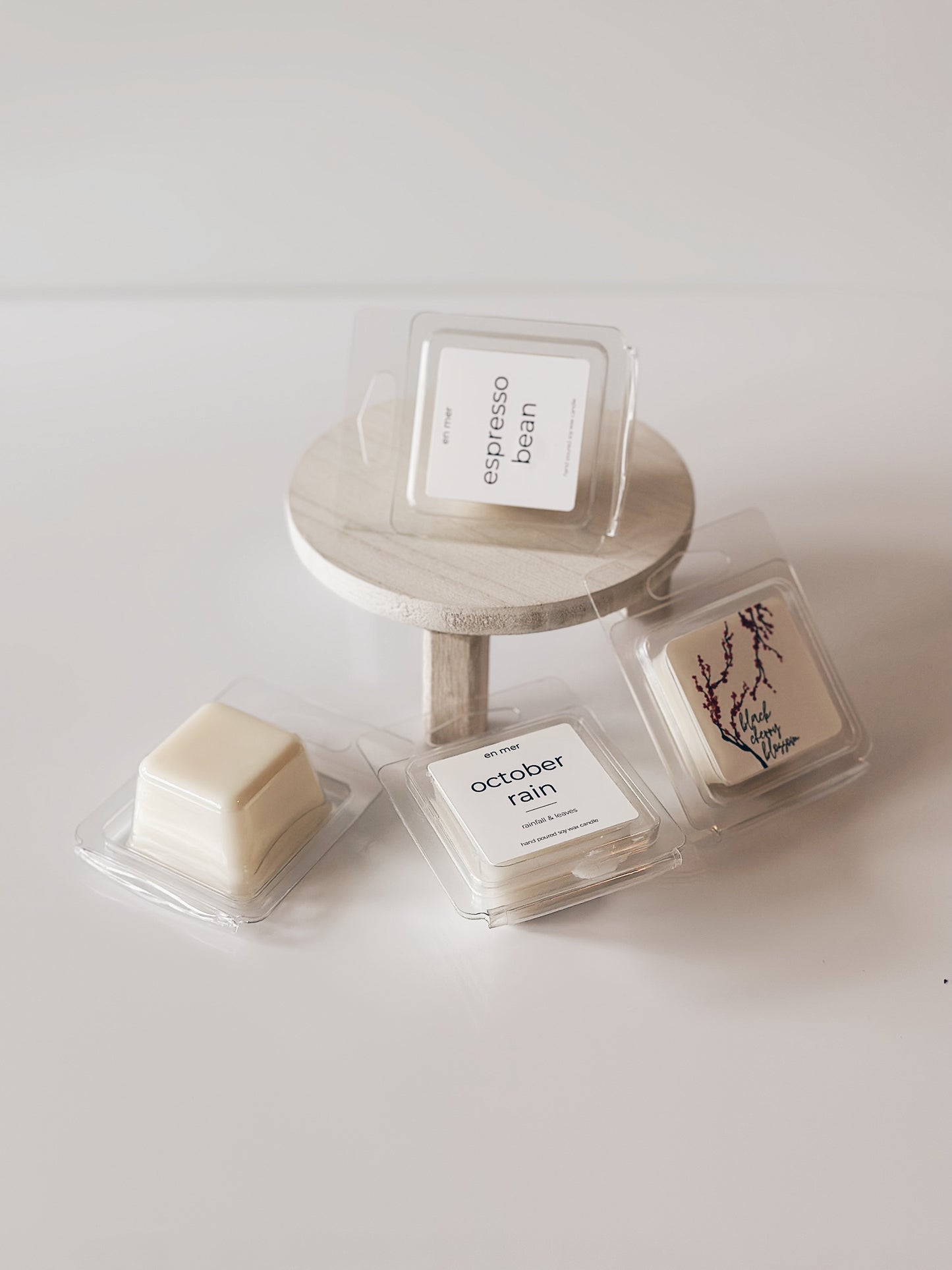 en mer LTD | rose water | wooden wick soy wax candle