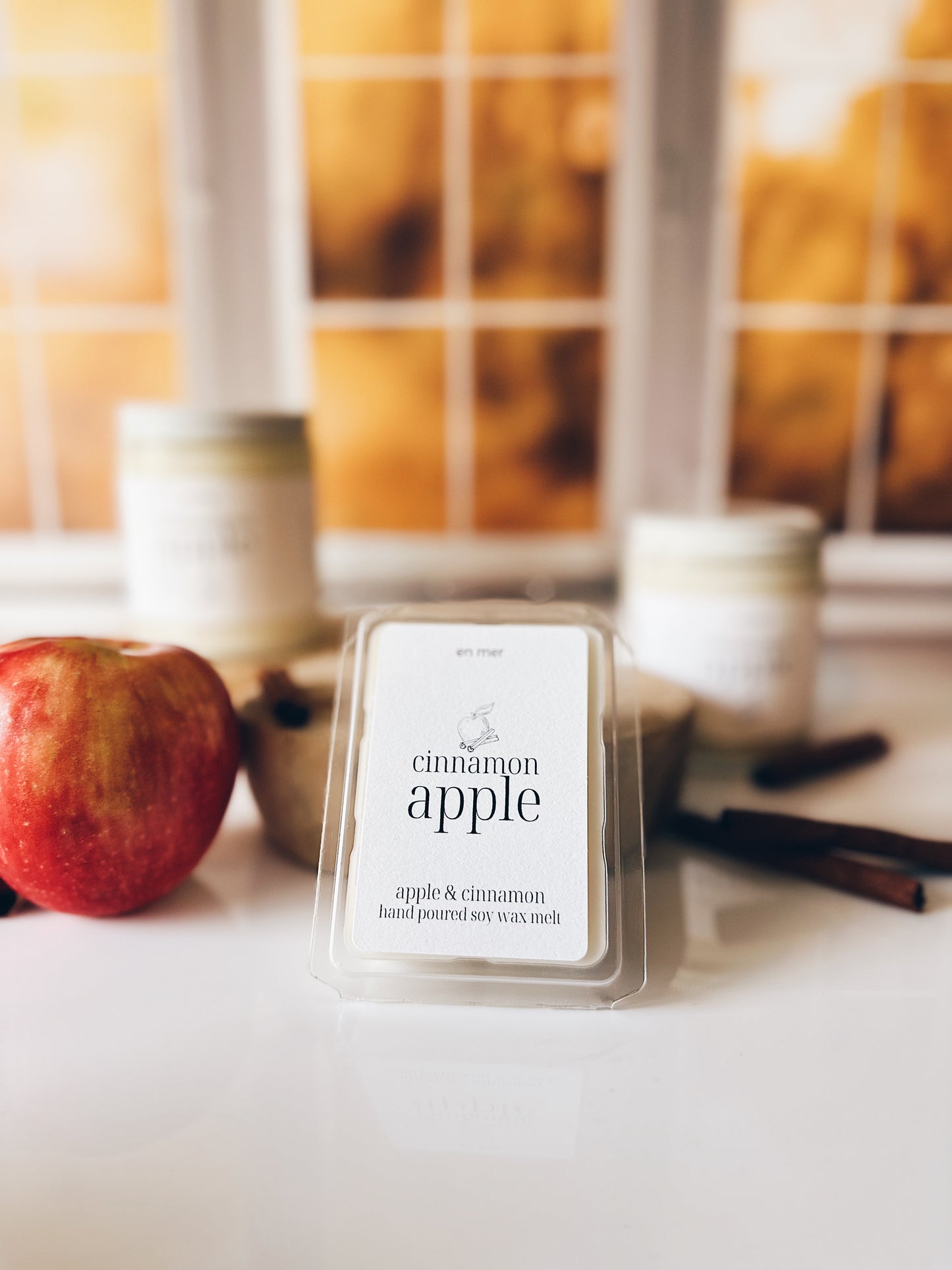 en mer | cinnamon apple | soy wax candle & melts