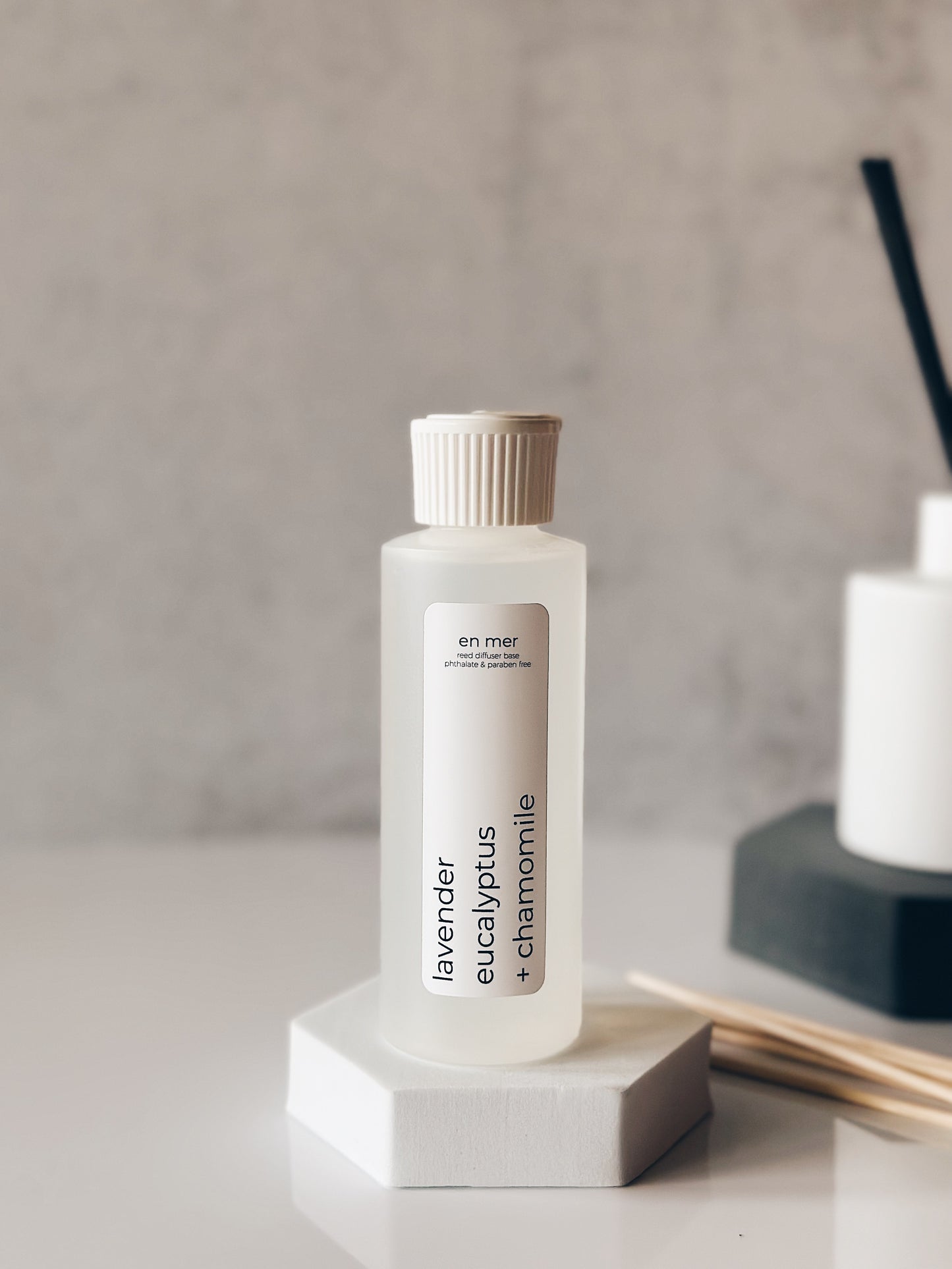 en mer | lavender, eucalyptus + chamomile | reed diffuser base