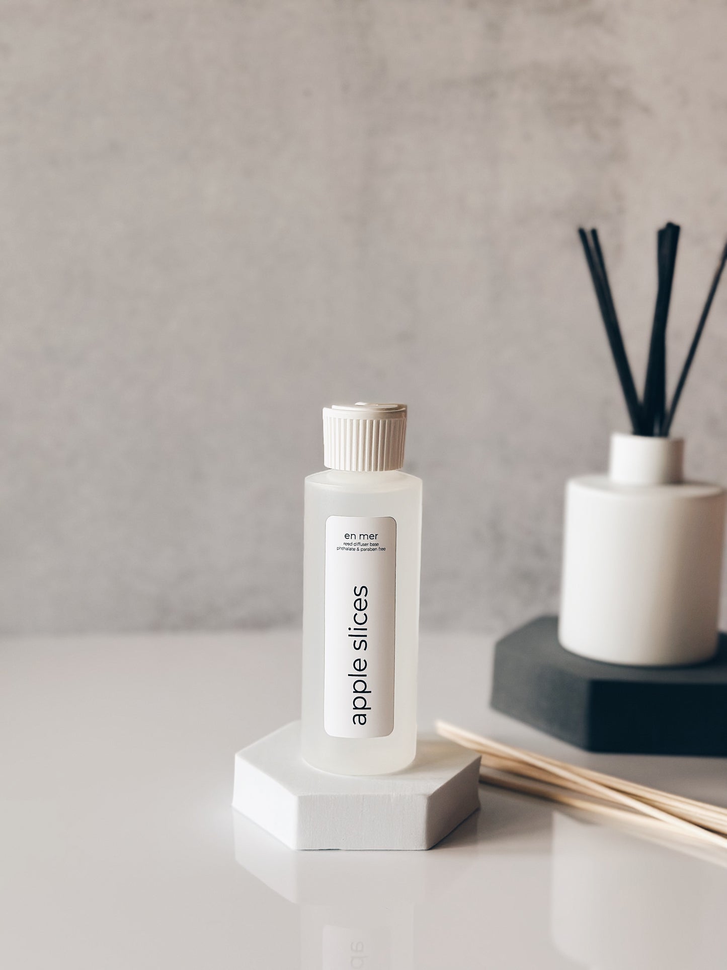 en mer | apple slices | reed diffuser base