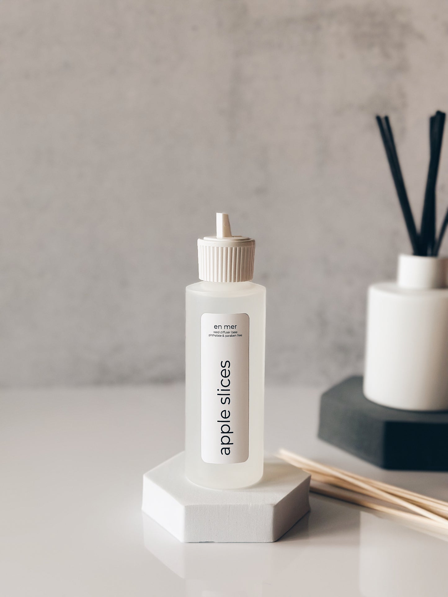 en mer | apple slices | reed diffuser base