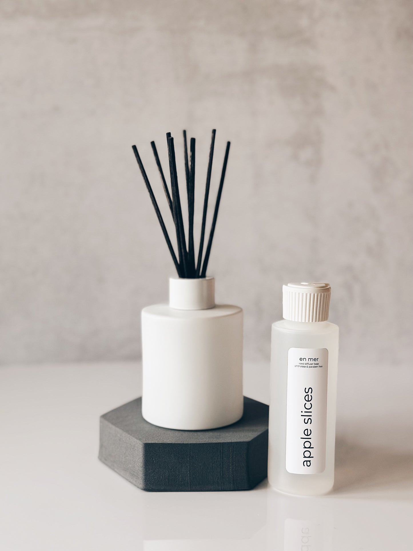 en mer | apple slices | reed diffuser base