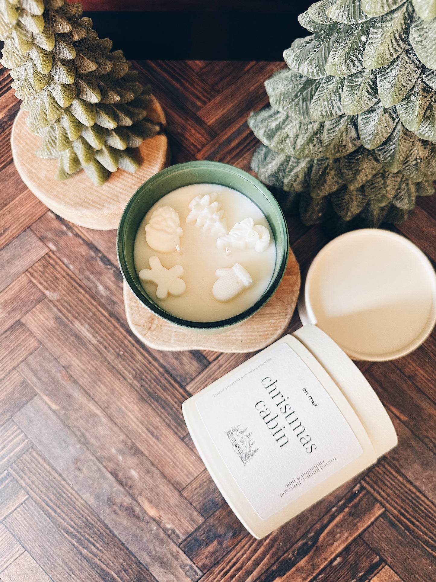 en mer | christmas cabin | gift boxed soy wax candle