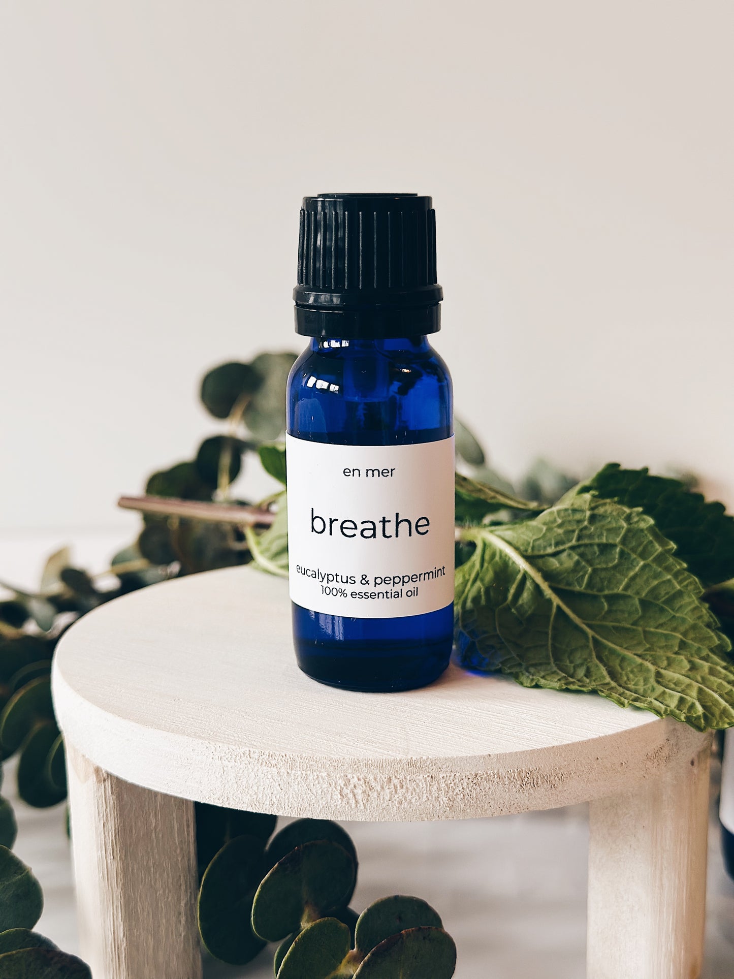 en mer | breathe | eucalyptus & peppermint essential oil